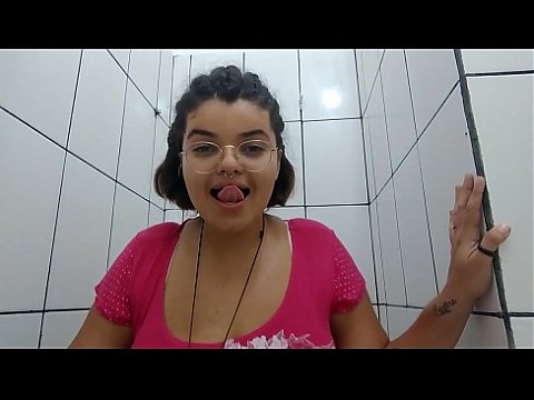 Tirando a roupa e escrevendo o nome do xvideos