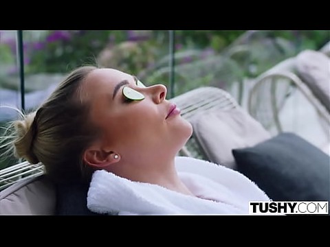 TUSHY Любительница анала Венера получает особые услуги от массажистки 12 мин.
