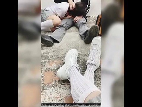 ЛУЧШИЕ ДРУЗЬЯ Шлюховатые студентки техникума записали на видео, как сосут член парня и трахаются в школе! Мексиканская школьница трахается на публике в любительском видео, не по годам развитые студенты! Часть 1 7 мин.