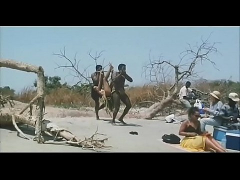 Индийская актриса Kitu Gidwani топлесс в черном французском фильме 3 мин.