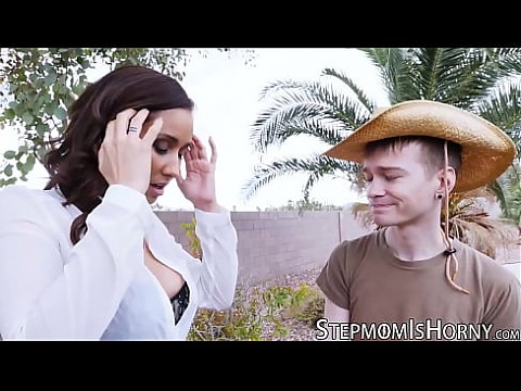 Экзотическая Isis Love долбит молодой член киской 5 мин.