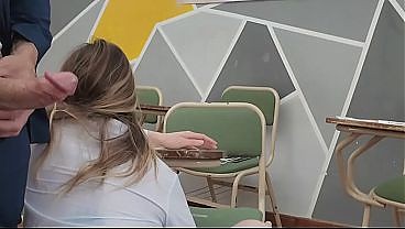 Учитель заставил меня остаться на экзамен и наполнил мой рот своим членом. 10 мин.