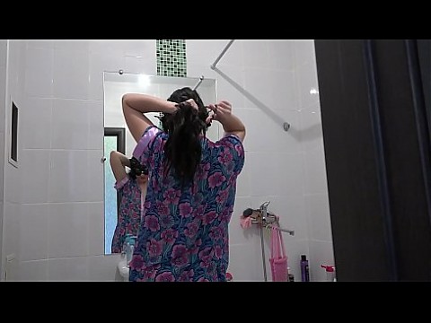 Брюнетка в ванной комнате раздевается и принимает душ. Она нежно моет свои маленькие титьки, сочную жопу, волосатую киску и сексуальные ножки. Затем девушка мастурбирует со струёй воды и с дилдо. Она с секс игрушкой ебет мокрую дырку до сладкого оргазма.
