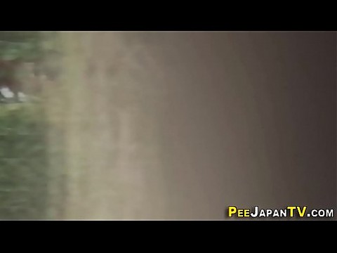 Японские тинки мочатся на улице 6 мин.