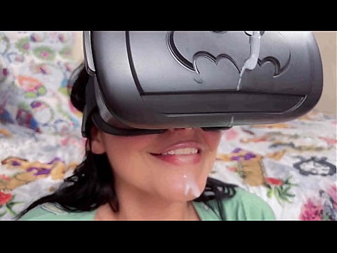 Я удивляю свою племянницу просмотром порно в очках виртуальной реальности и пользуюсь случаем, чтобы засунуть в нее свой член 21 мин.