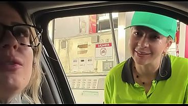 Я посадила заправщицу в машину, чтобы она могла отлично заняться сексом со мной и моим мужем, пока у нее не потекли слюни на его член, слюна из ее вагины даже капала на его яички! 11 мин.
