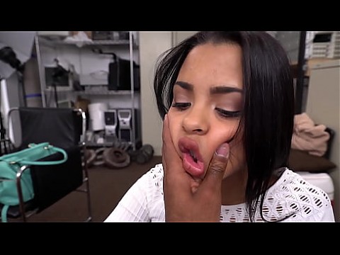 ЧЕРНЫЕ НАГРУЗКИ - Чернокожая любительница Никки Кей хочет ворваться во взрослый бизнес, поэтому я помогаю ей 10 мин.