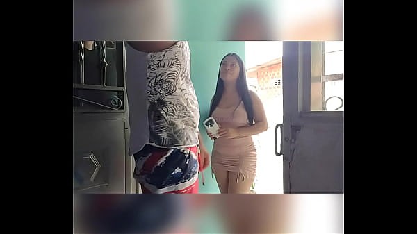 Он просит у соседа интернет и в итоге трахает его тугую испанскую латинскую попку 9 мин.