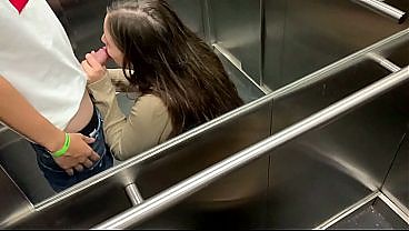 Он занимался сексом с соседкой в лифте дома, и нас чуть не поймали. 5 мин.