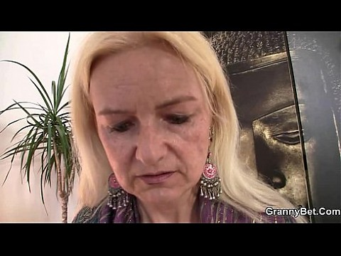Она берет свежий член сзади 6 мин.
