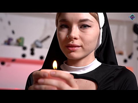 Монахиня возбуждается от большого члена и принимает сперму в свою узкую киску. Карнели Банди 3 мин.