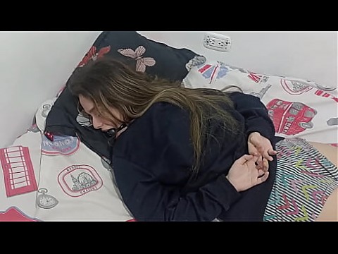 Моей сводной сестре скучно, и я играю с ней, пока не трахну ее (часть 1) 6 мин.