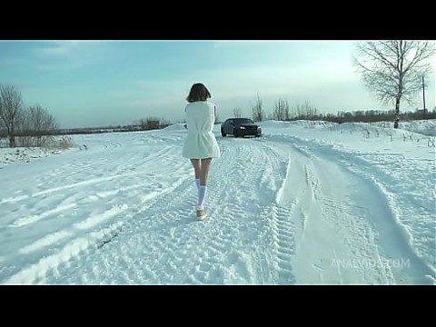 Миниатюрную 18-летнюю Голди Смолл жестко трахнули в снегу и в багажнике машины с зиянием и спермой на лице 2 мин.