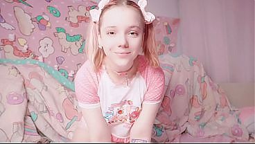Милая 18-летняя девушка делает отличный минет 5 мин.