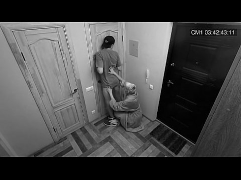 ДЕВУШКА ВСТРЕЧАЕТ СВОЕГО ПАРНЯ В ПРИХОЖЕЙ 9 мин.