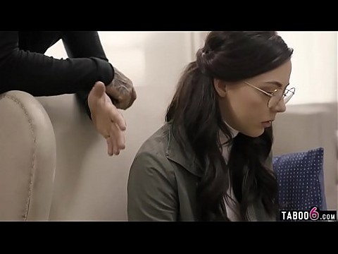 Девственная юная школьница эксплуатируется социальным работником 6 мин.