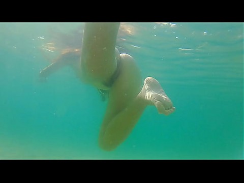ГОЛАЯ под водой на людном пляже 5 мин.